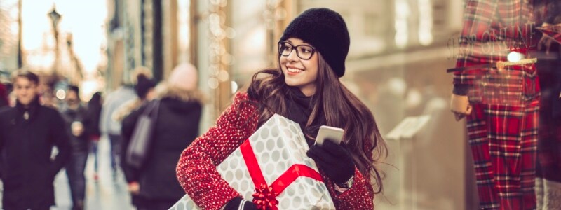 how to safely use public wifi hotspots while holiday shopping